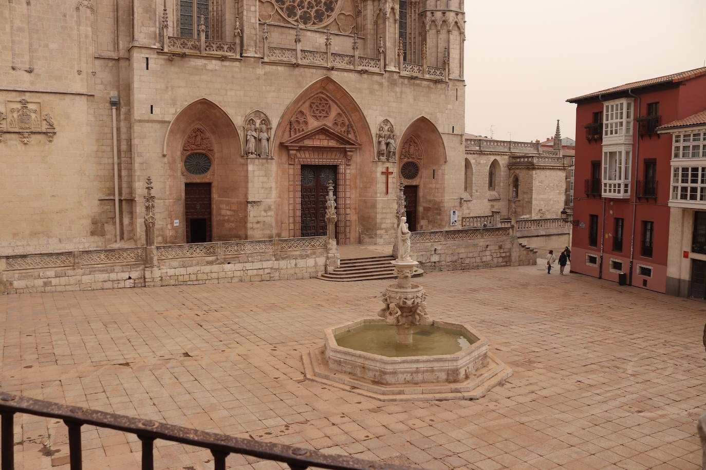 Los tonos ocres de la calima han cubierto numerosos rincones del centro de Burgos