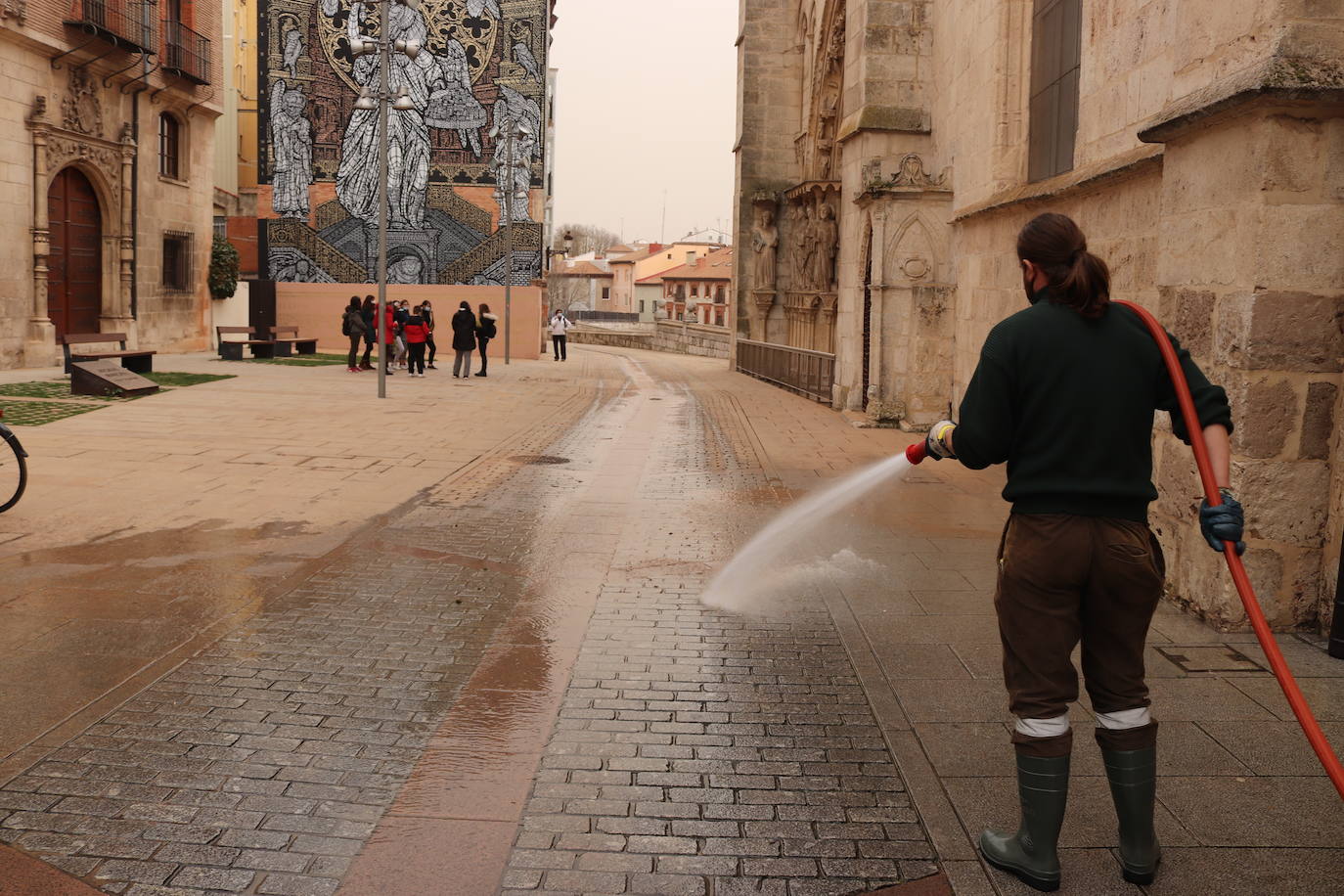 Los tonos ocres de la calima han cubierto numerosos rincones del centro de Burgos