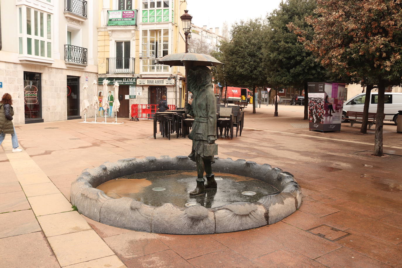 Los tonos ocres de la calima han cubierto numerosos rincones del centro de Burgos