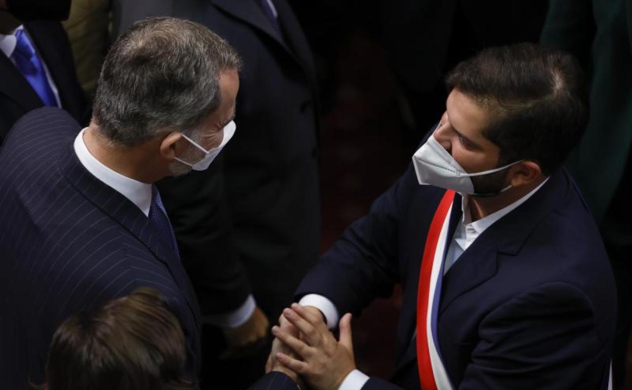 El presidente de Chile, Gabriel Boric, saluda al rey Felipe VI a la salida de la ceremonia de investidura.