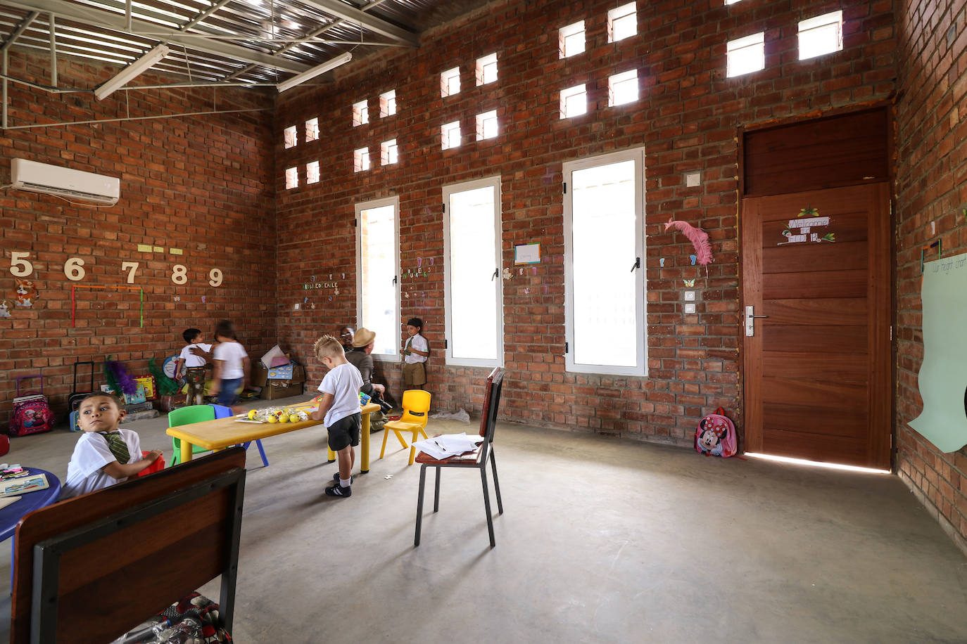 Con su trabajo en 2001 en la Escuela Primaria de Gando, invitó a sus paisanos a trabajar en cada parte del proceso de construcción.