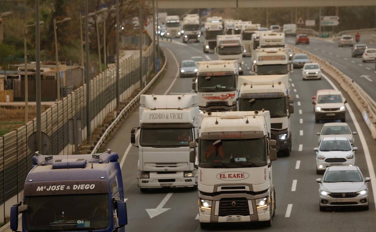 Transportistas colapsan una autovía en el tercer día de huelga indefinida. 