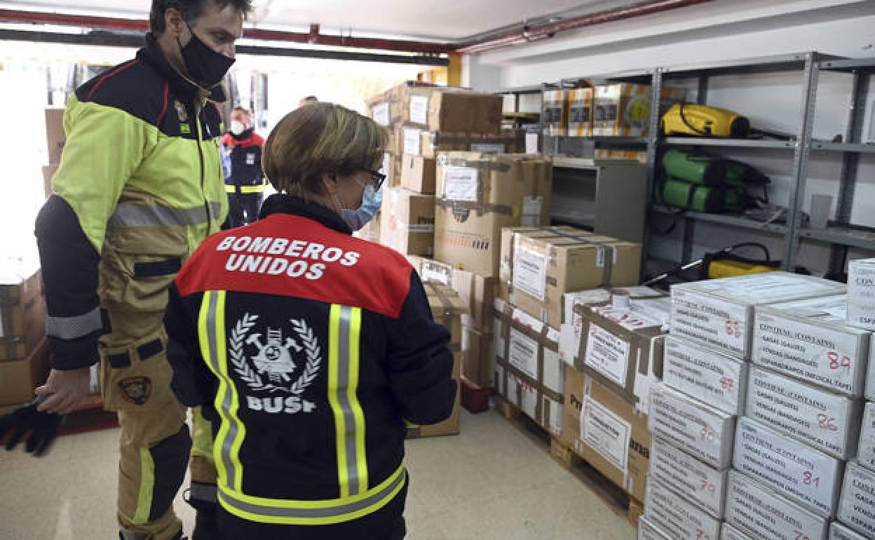 Miembros de la ONG Bomberos Unidos Sin Fronteras con el material que será enviado a Ucrania. 