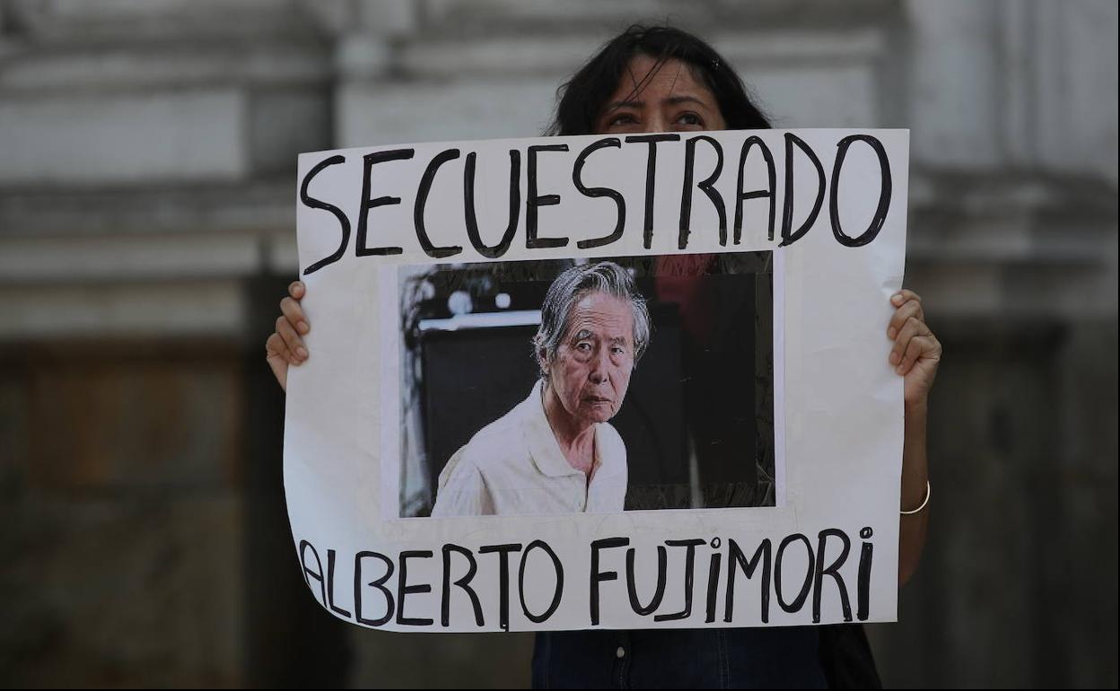 Una mujer oprta un cartel en el que pide la liberación de Fujimori. 