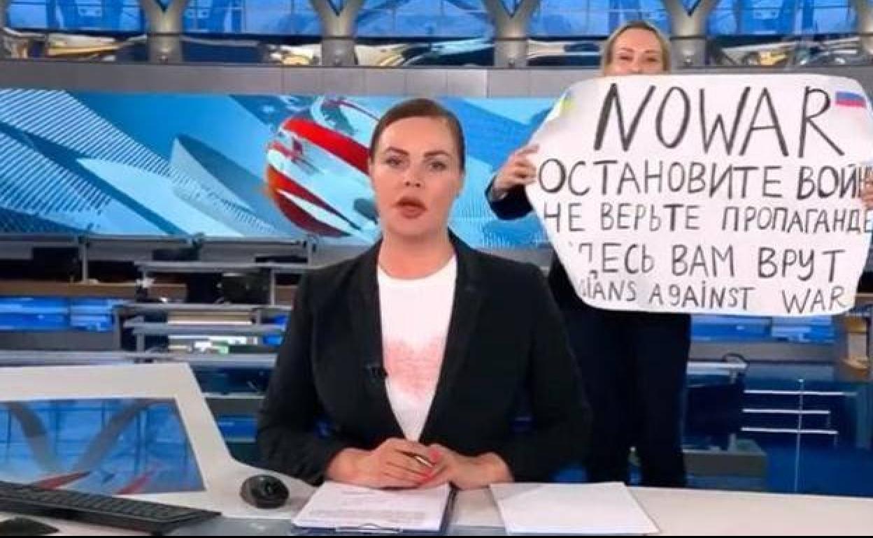 La periodista rusa en el momento en el que mostró la pancarta contra la guerra. 