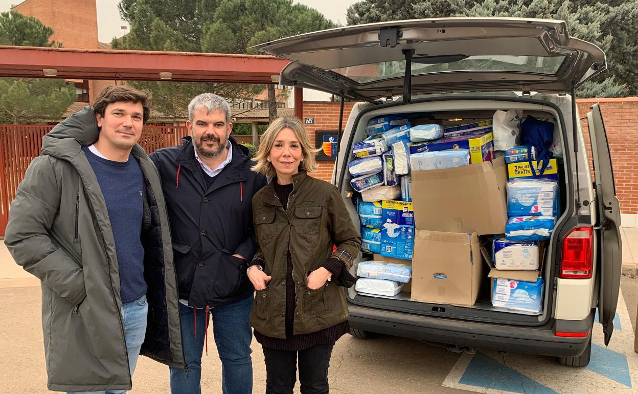Los precursores del viaje durante la carga del material donado en el colegio Pinoalbar.