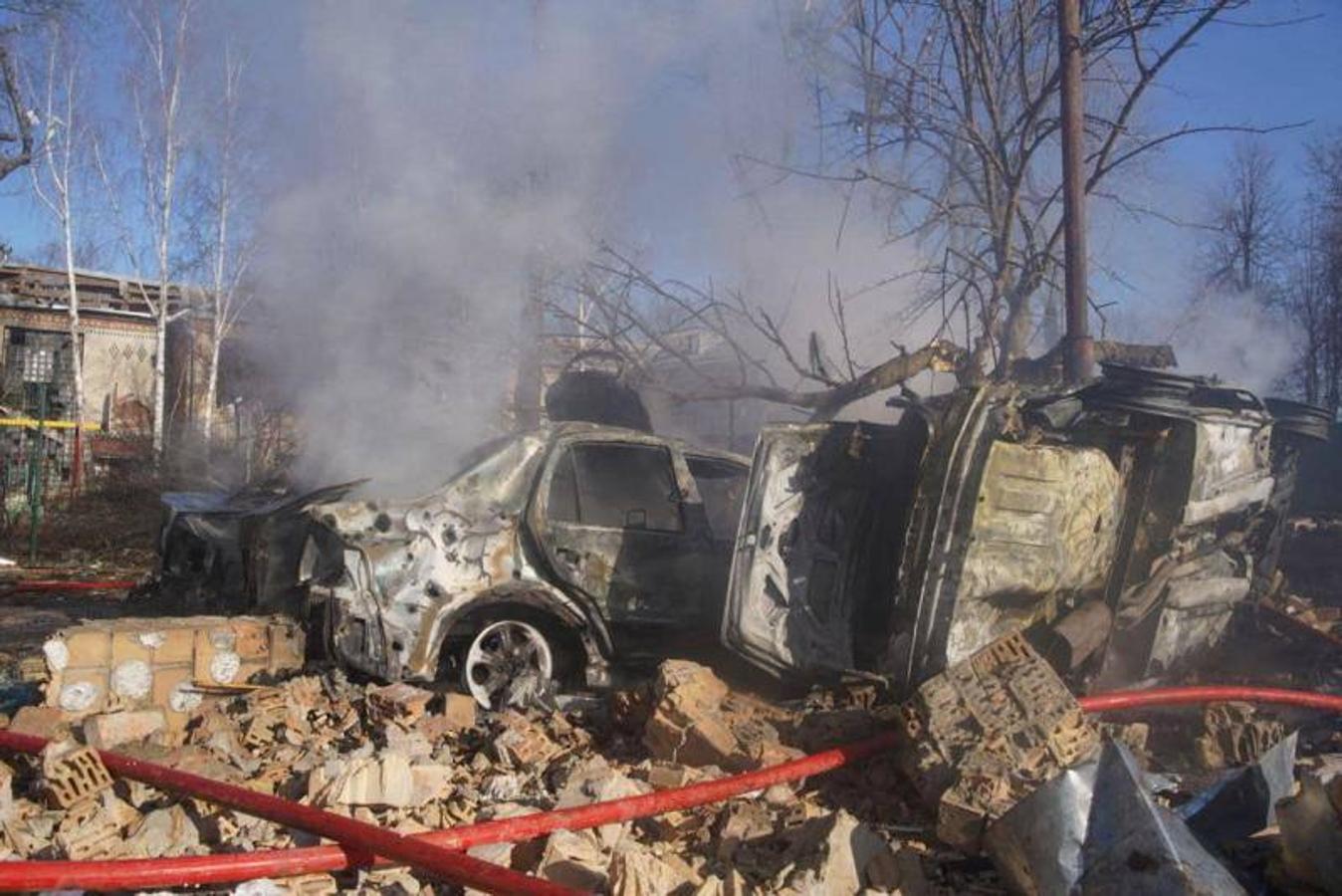 Un coche destruido tras un bombardeo en Kiev.