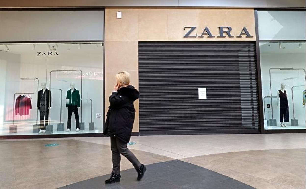 Una tienda de Zara cerrada en Moscú. 