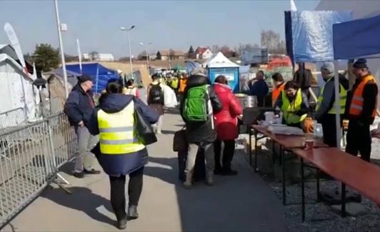 Algunas de las carpas y puestos donde se atiende a los exiliados por la invasión rusa.