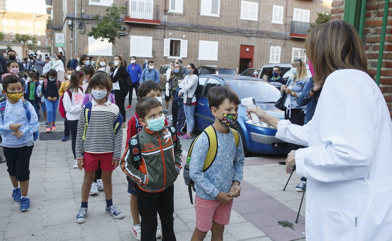 Entrada a clase en un colegio público de Valladolid. 