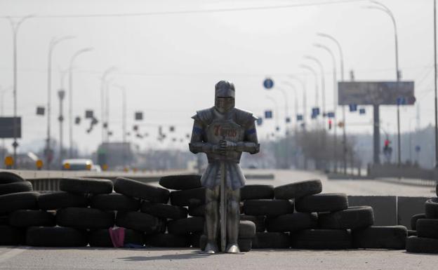 Una estatua de un guerrero en una barricada a las afueras de Kiev. 