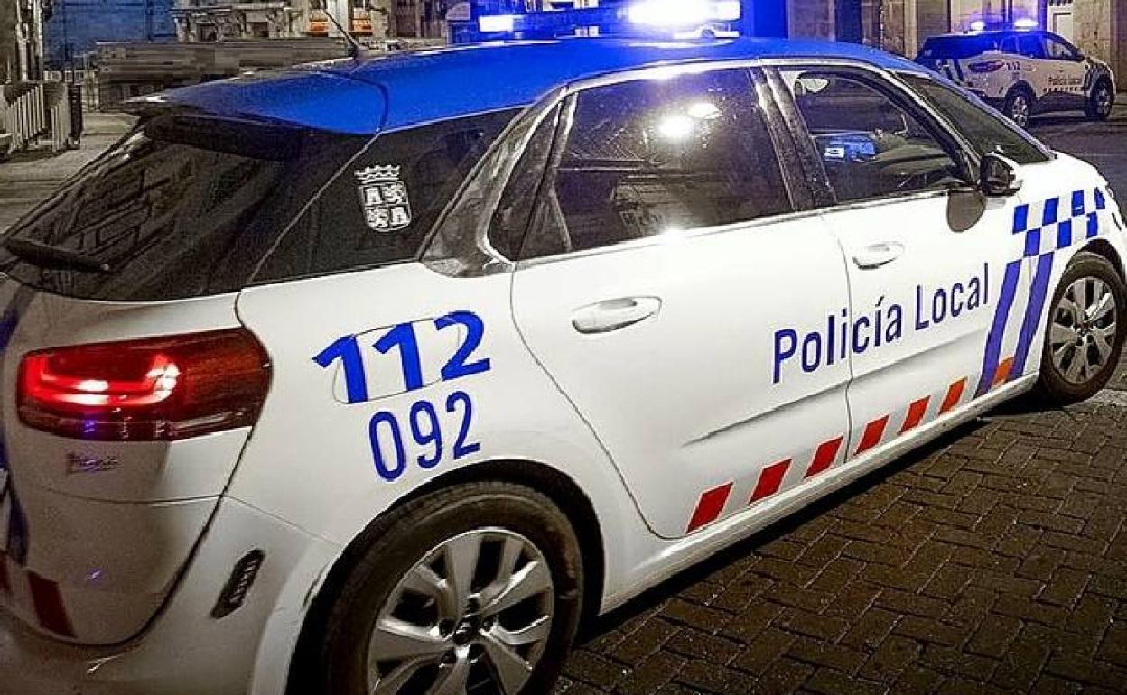 Un coche de la Policía Local patrulla en Burgos