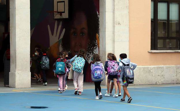 Varios alumnos entran al colegio en Burgos