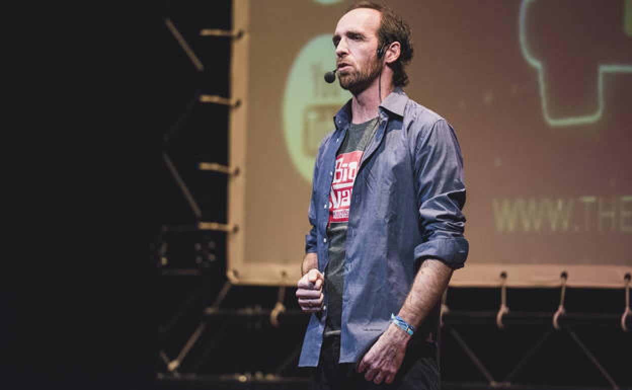 Eduardo Sáenz de Cabezón, en una de sus actuaciones. 