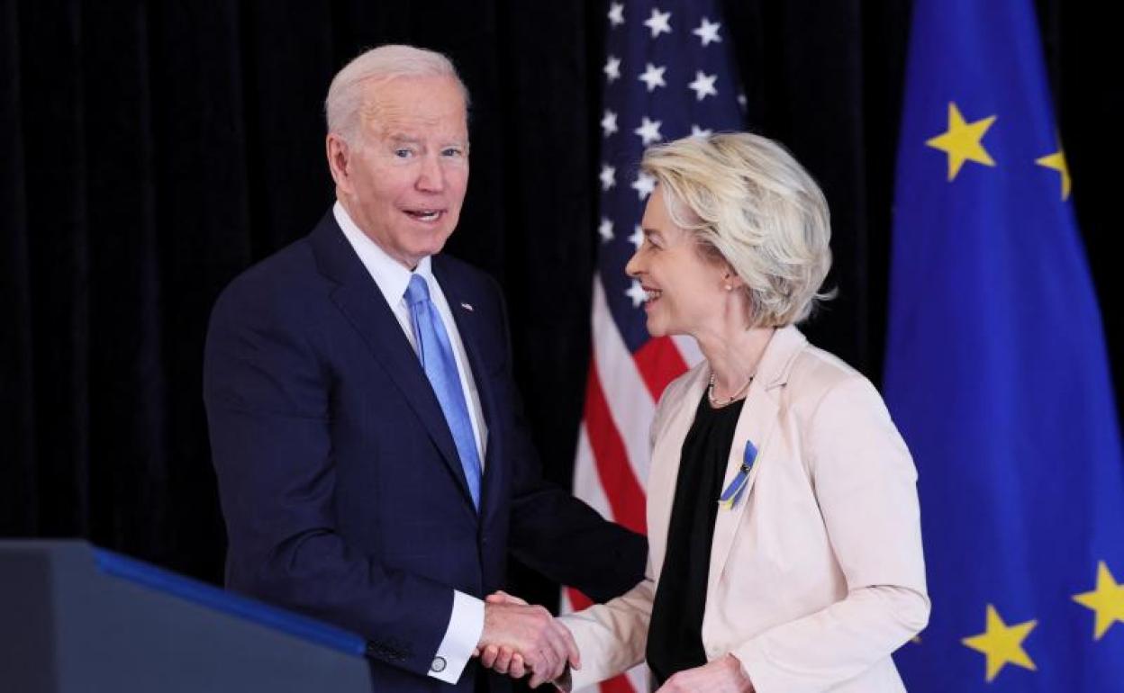 Biden y Von der Leyen, durante su comparecencia. 