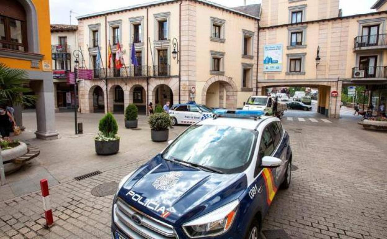 Una patrulla de la Policía Nacional junto al Ayuntamiento de Aranda