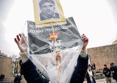 Imagen secundaria 1 - Arriba. Varios líderes políticos en la manifestación convocada por la Asociación Víctimas del Terrorismo (AVT). Debajo. Una persona sostiene una pancarta con la imagen de Miguel Ángel Blanco, asesinado por ETA; otro momento de la manifestación.