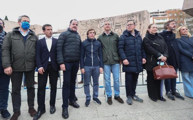 Imagen principal - Arriba. Varios líderes políticos en la manifestación convocada por la Asociación Víctimas del Terrorismo (AVT). Debajo. Una persona sostiene una pancarta con la imagen de Miguel Ángel Blanco, asesinado por ETA; otro momento de la manifestación.