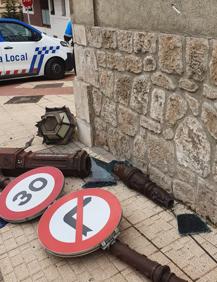 Imagen secundaria 2 - Sufre un accidente y se da a la fuga, dejando el coche abandonado en Francisco Salinas