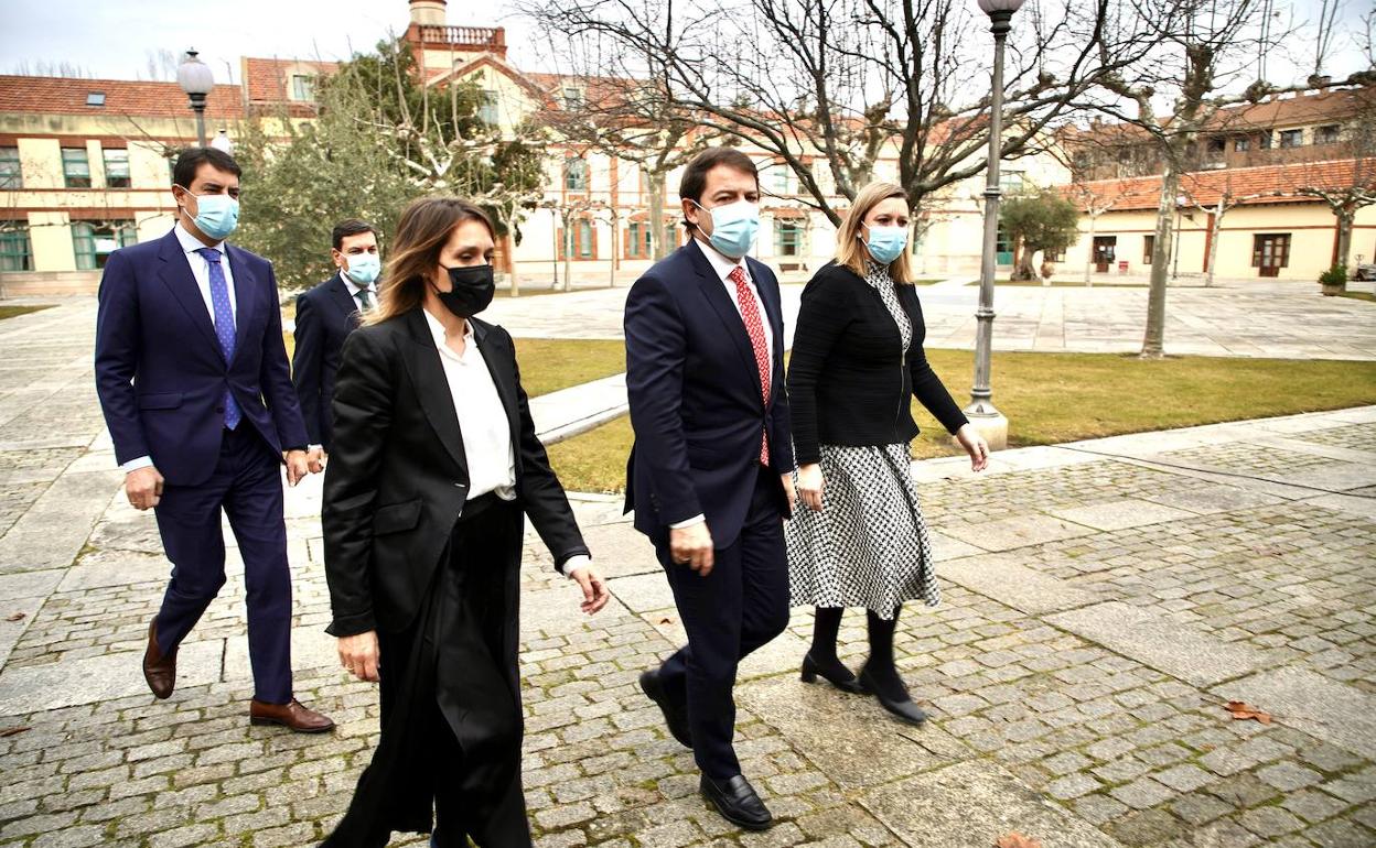 Alfonso Fernández Mañueco, el día que anunció el anticipo electoral, acompañado de cuatro de los seis consejeros del PP, Ángel Ibáñez, Carlos Fernández Carriedo, Rocío Lucas e Isabel Blanco. Faltan Juan Carlos Suárez-Quiñones y Jesús Julio Carnero. 