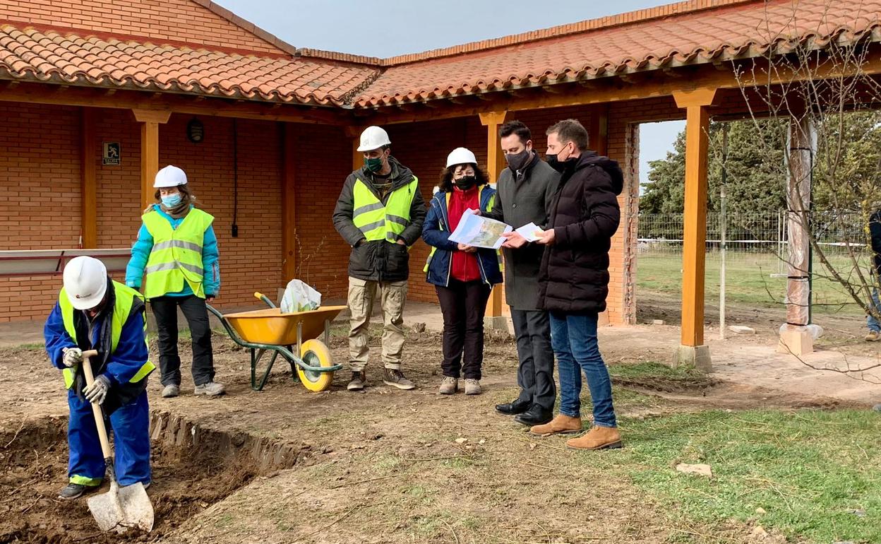 De la Rosa, acompañado por el concejal Josué Temiño, han visitado los trabajos del centro de biodiversidad.