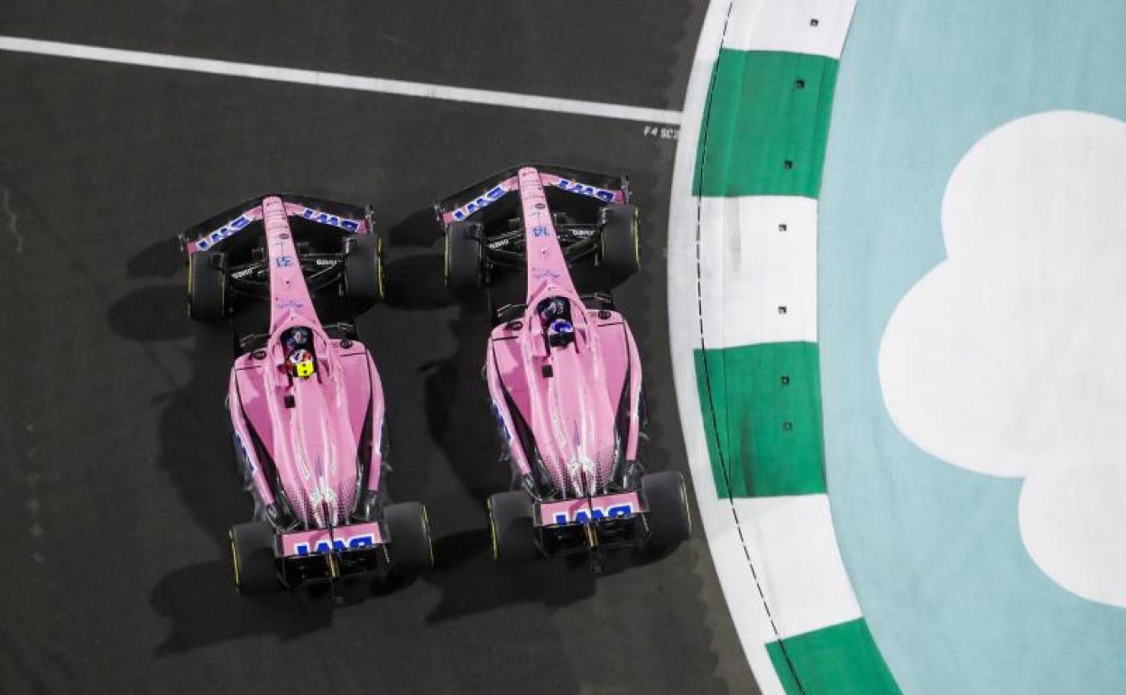 Esteban Ocon y Fernando Alonso, en el circuito de Yeda. 