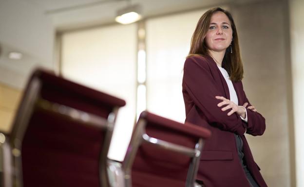 Belarra posa en una sala del Ministerio de Derechos Sociales recién llegada del Consejo de Ministros que ayer aprobó el decreto de medidas contra la crisis.