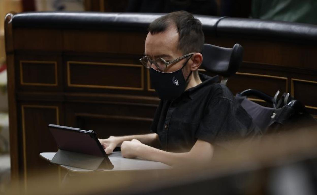 El diputado de Unidas Podemos, Pablo Echenique, en la sesión de control al Gobierno 