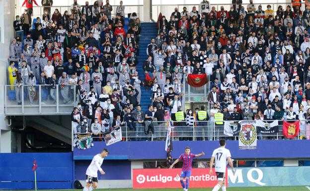 La afición del Burgos en las gradas de Ipurua