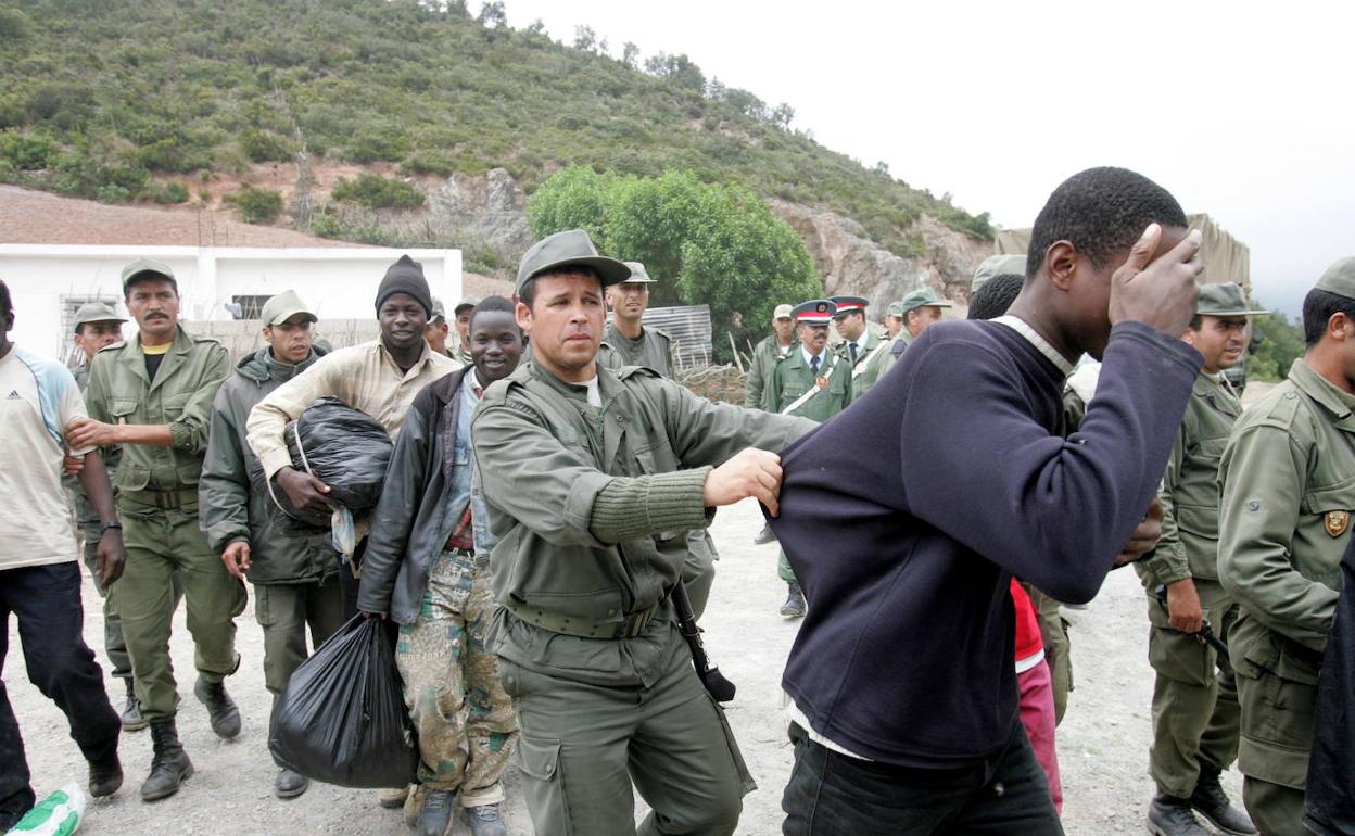 Imagen de inmigrantes siendo detenidos por agentes marroquíes. 