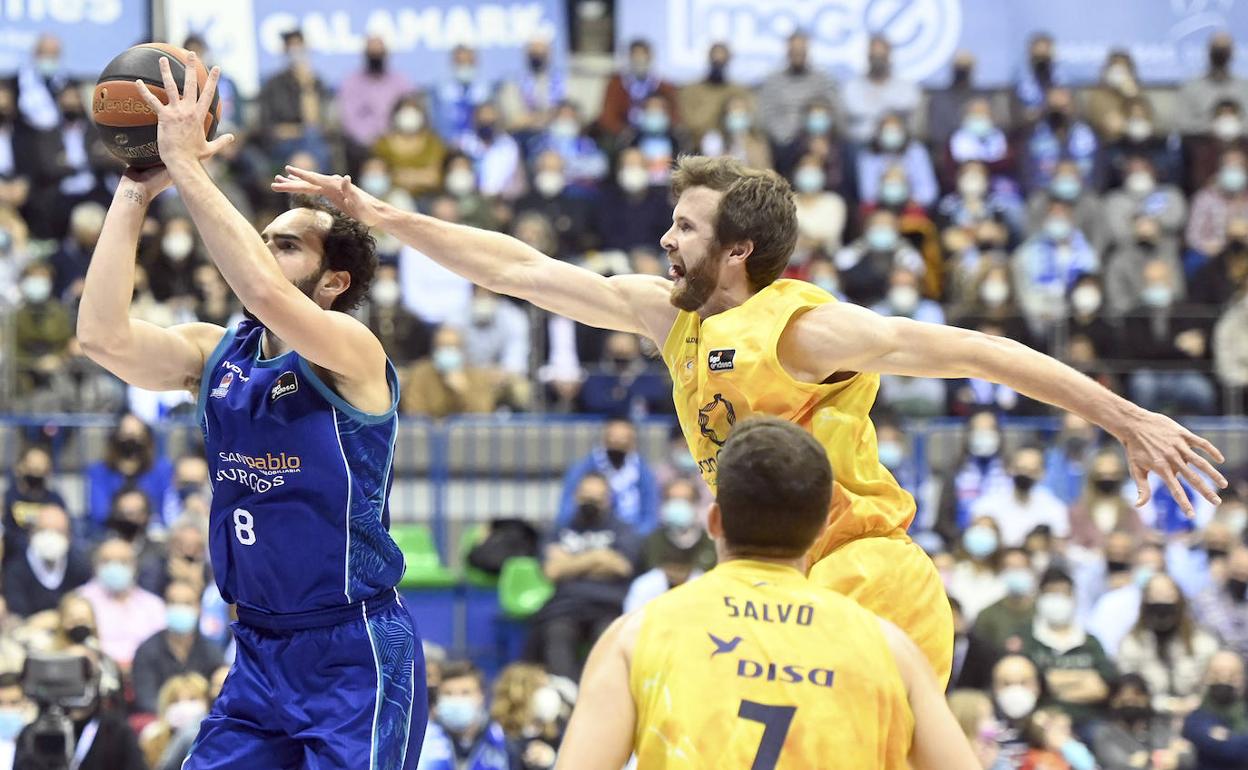 Vitor Benite, que ha anotado 21 puntos ante el Gran Canaria, lanza ante el intento de tapar el tiro de Shurna