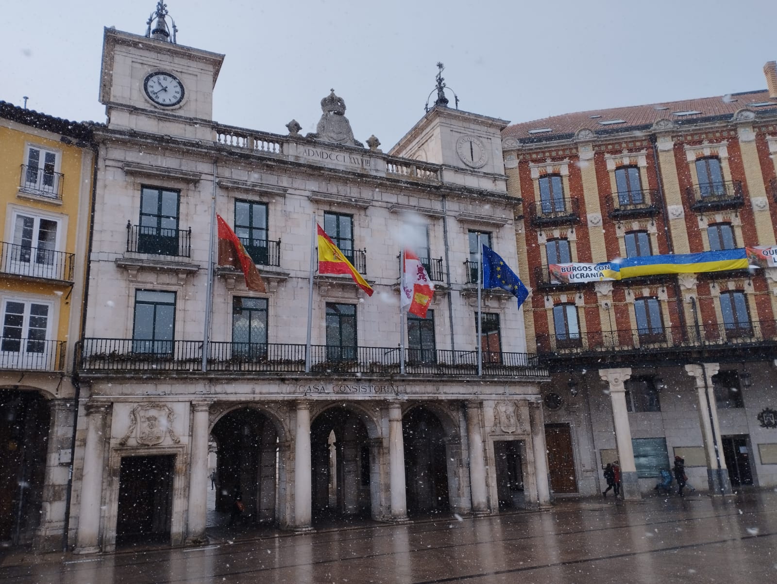 Tímida nevada en el centro de la ciudad.