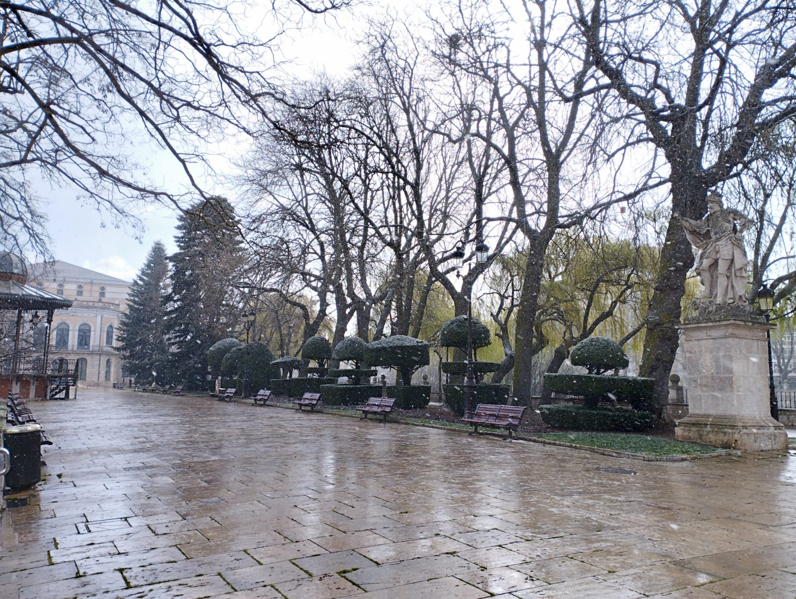 Tímida nevada en el centro de la ciudad.