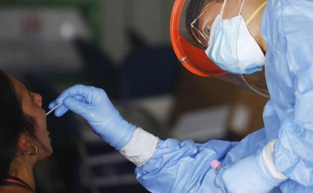 Una mujer se realiza una prueba diagnóstica.