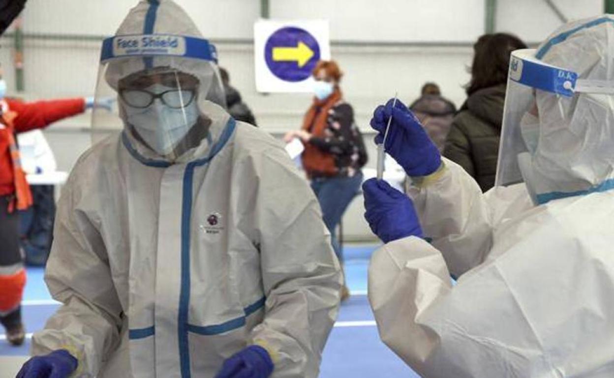 Dos sanitarios durante los cribados masivos que se produjeron en Burgos.