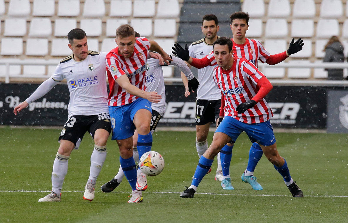 Imágenes del encuentro de la jornada 34 entre el Burgos CF y el Sporting de Gijón disputado en El Plantío