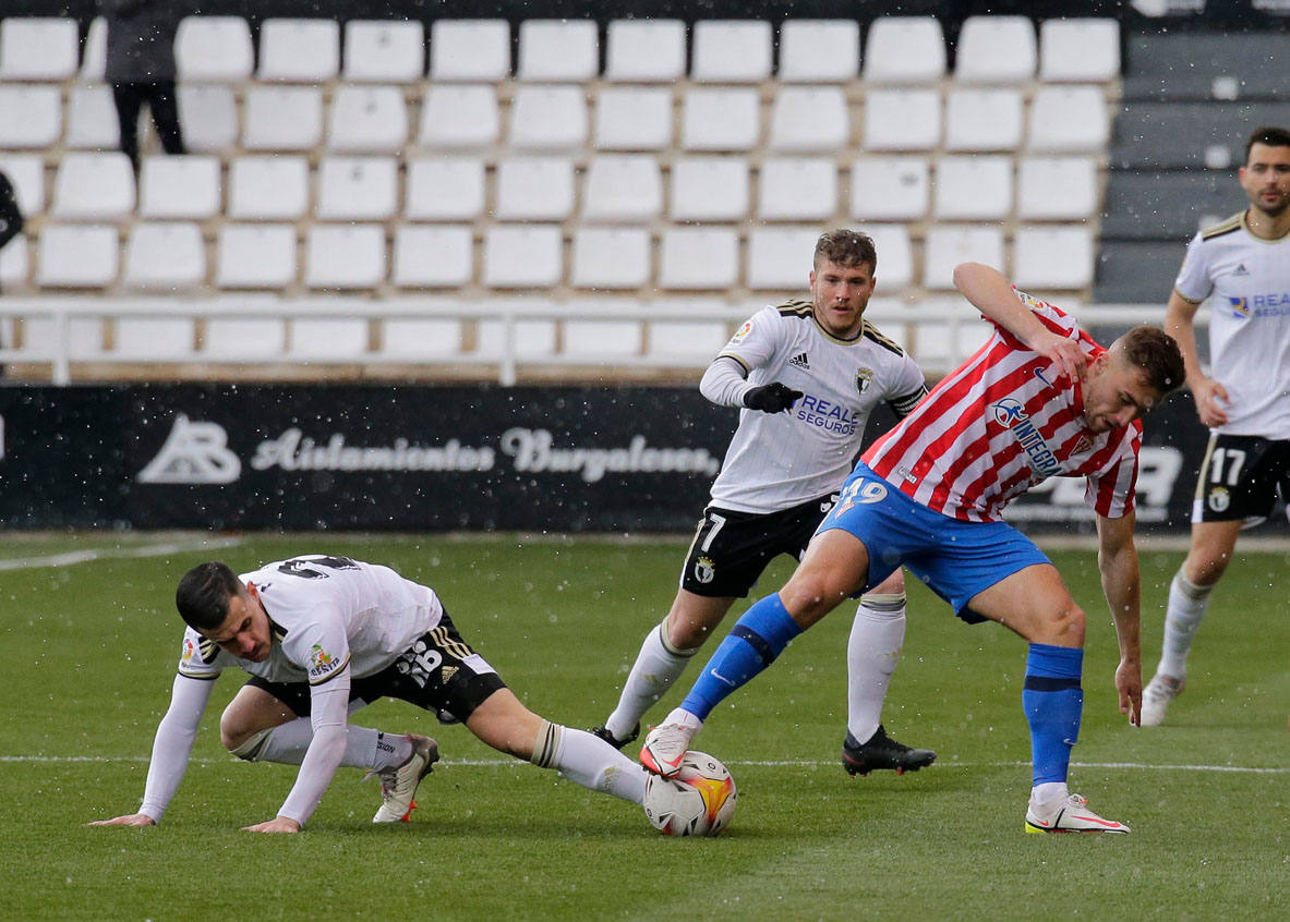 Imágenes del encuentro de la jornada 34 entre el Burgos CF y el Sporting de Gijón disputado en El Plantío