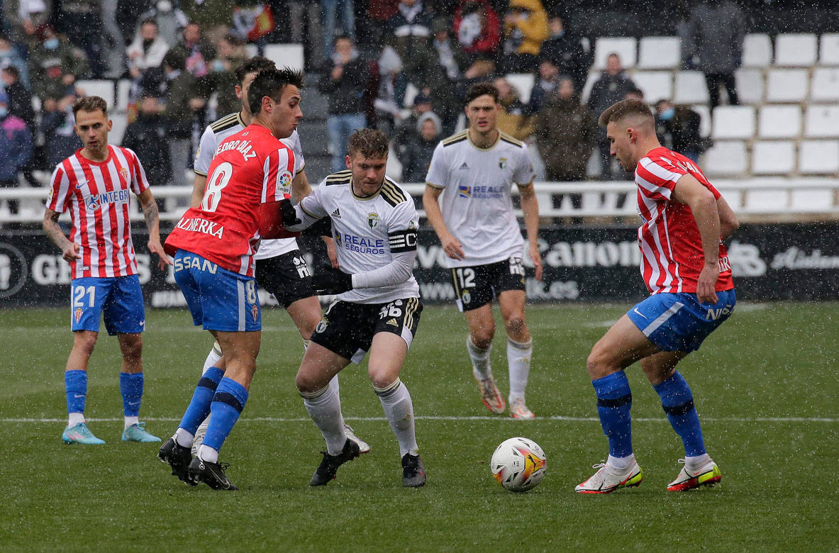 Imágenes del encuentro de la jornada 34 entre el Burgos CF y el Sporting de Gijón disputado en El Plantío