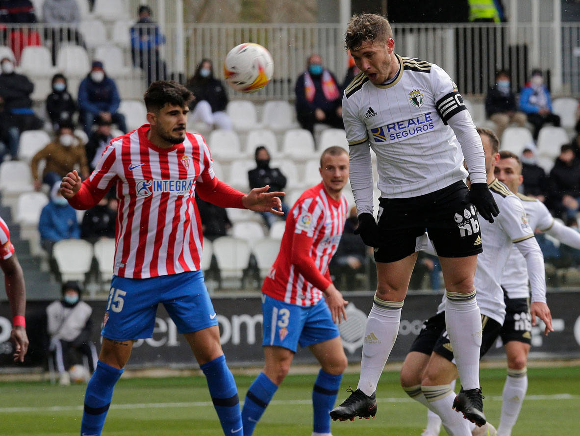 Imágenes del encuentro de la jornada 34 entre el Burgos CF y el Sporting de Gijón disputado en El Plantío