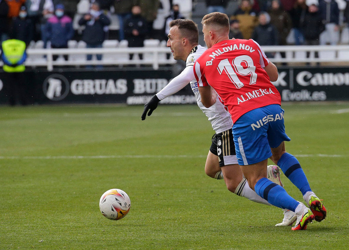 Imágenes del encuentro de la jornada 34 entre el Burgos CF y el Sporting de Gijón disputado en El Plantío