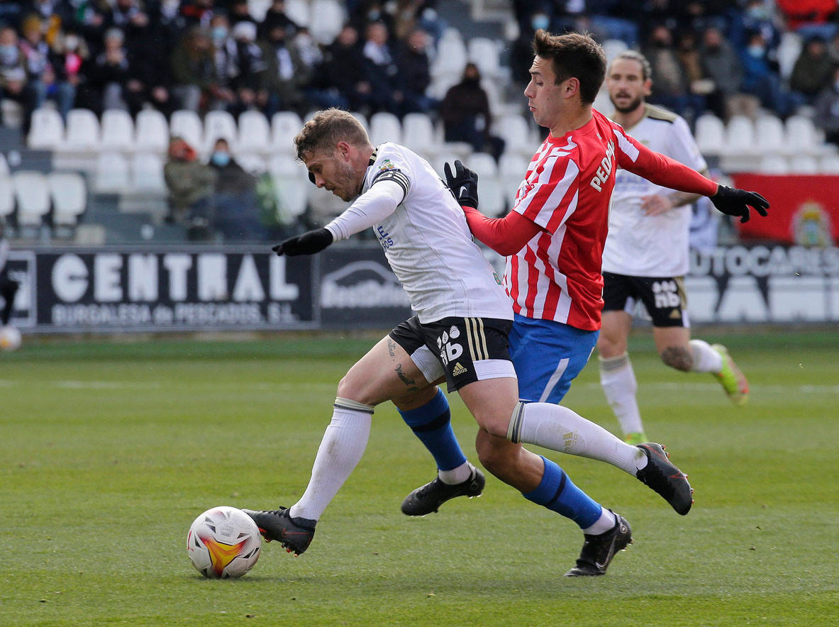 Imágenes del encuentro de la jornada 34 entre el Burgos CF y el Sporting de Gijón disputado en El Plantío