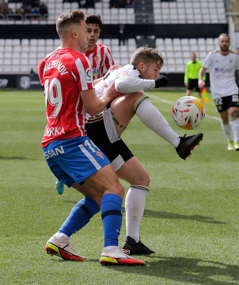 Imágenes del encuentro de la jornada 34 entre el Burgos CF y el Sporting de Gijón disputado en El Plantío