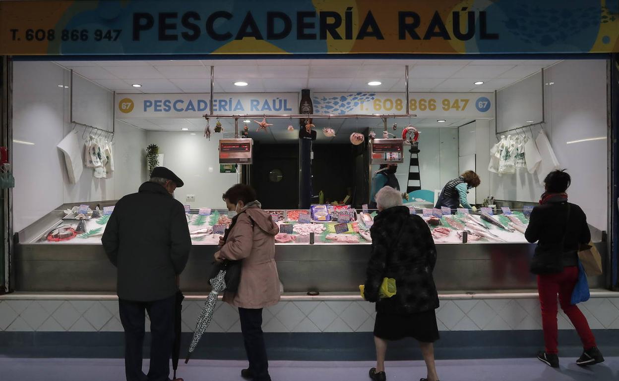 Consumidores en un pequeño comercio en Navarra. 