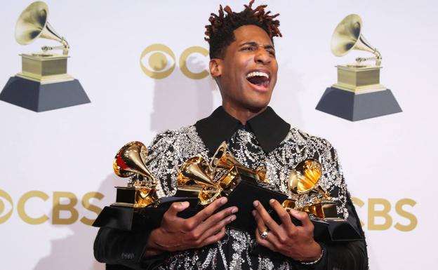 Jon Batiste, con sus cinco grammys