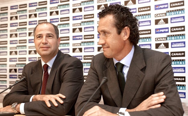 Javier Imbroda, junto a Jorge Valdano el día de su presentación como nuevo entrenador del Real Madrid.