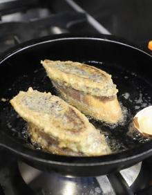 Imagen secundaria 2 - Proceso de elaboración de las torrijas con la receta tradicional elaborada con vino.