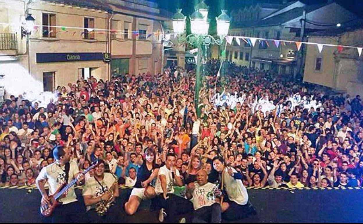 Imagen de arhivo de una orquesta en la verbena de un pueblo. 