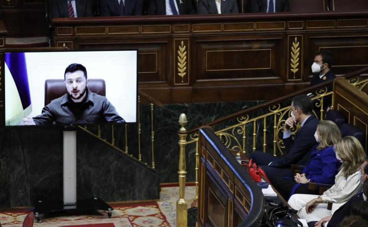 Volodímir Zelenski, presidente de Ucrania, durante su intervención en el Congreso de los Diputados..