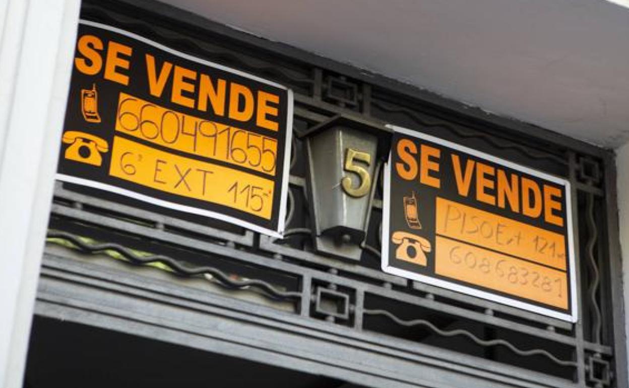 Carteles de «se vende» en un portal 