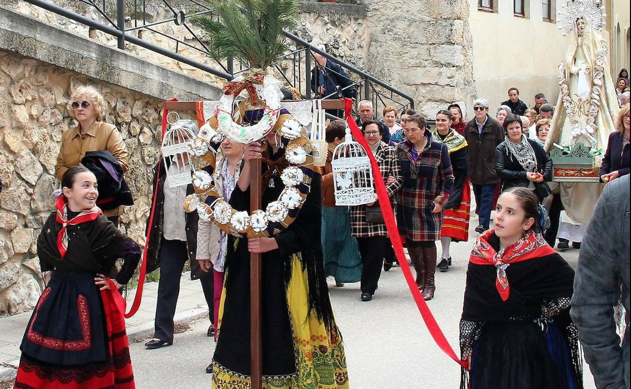 Procesión del Domingo de Resurrección en Huerta de Rey con el Ramo de Pascua. 